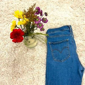 720 Highrise  Super Skinny Levi Jeans